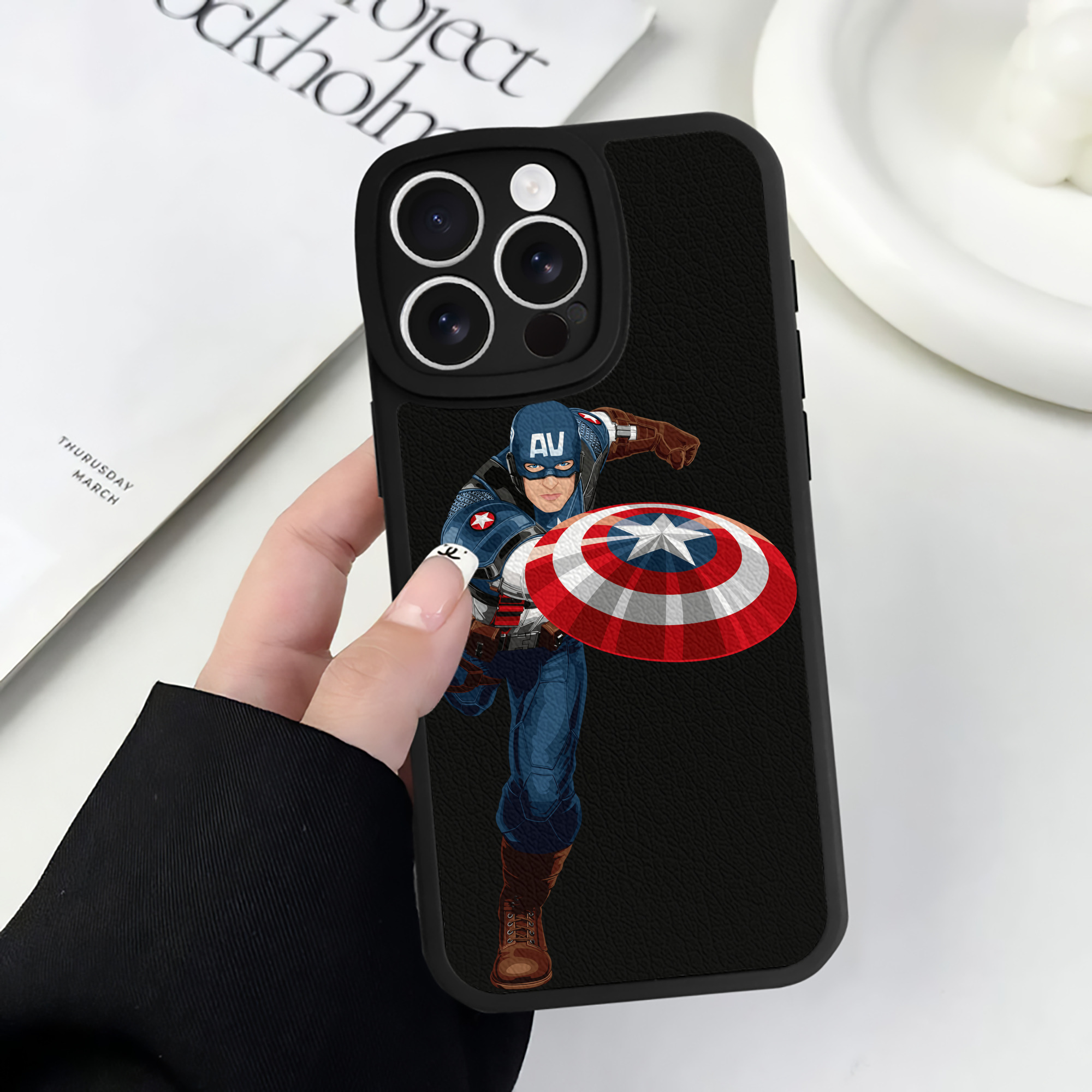 （画像用） アベンジャーズ The Avengers 【iPhone 16シリーズ対応】シリコンスマホケース（レザー調） 材質：シリコン